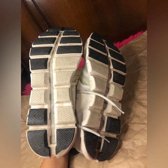 On cloud running shoe - Picture 5 of 5